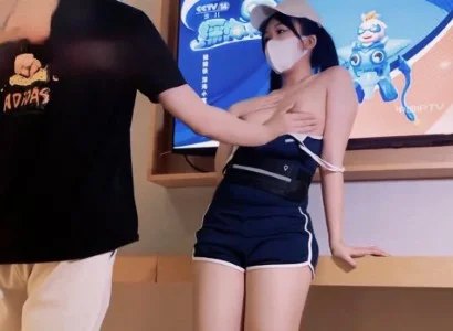 Nhân viên xinh đẹp bán TV cùng người khách may mắn