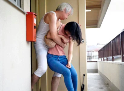 Cô vợ trẻ bị bố chồng già hãm hiếp