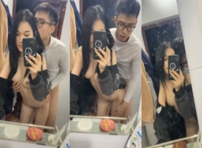 Hai sinh viên trẻ làm tình với nhau trước gương