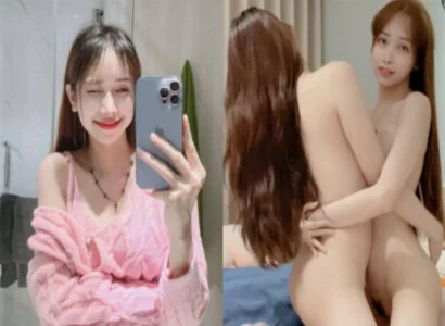 Hai cô gái trong buổi phát trực tiếp móc bím trên sóng livestream
