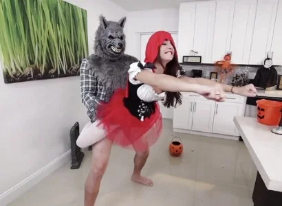 Cô gái nện nhau không dứt