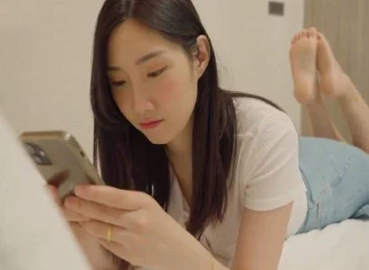 Cô vợ lén lút với gã nhân viên giao hàng
